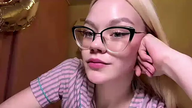 MiaCashe online show from April 16, 3:46 pm