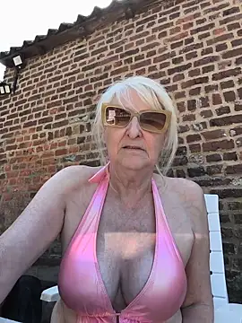Heidiblueeyes online show from May 28, 1:19 pm