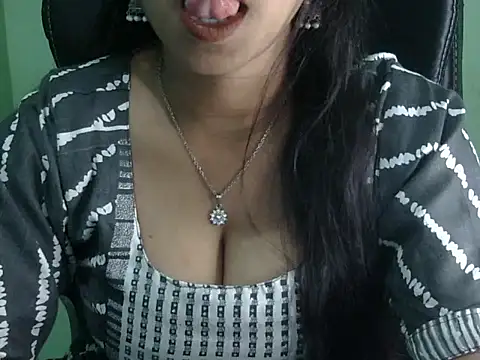 Snapshot of cute_momo_love chatting on May 13, 5:05 am cute momo love online show from May 13, 5:05 am
