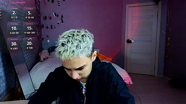 LuxuryLoverss online show from April 10, 11:04 am