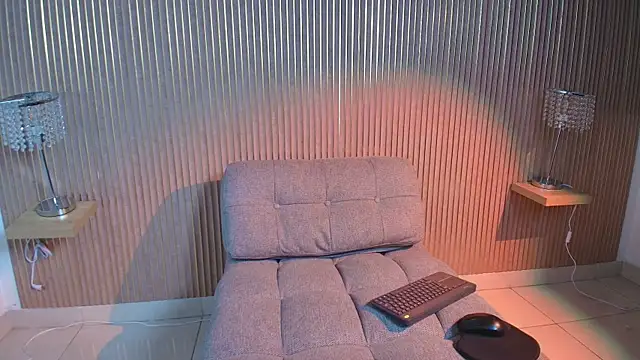 Snapshot of yvone_johnson chatting on February 27, 1:11 pm yvone johnson online show from February 27, 1:11 pm