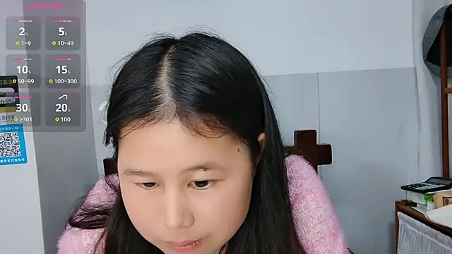 Snapshot of Hannah-33 chatting on February 24, 10:24 am Hannah-33 online show from February 24, 10:24 am