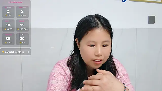 Snapshot of Hannah-33 chatting on February 25, 10:03 am Hannah-33 online show from February 25, 10:03 am