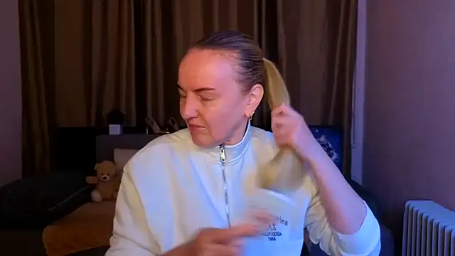 Snapshot of Bella_soulmate chatting on June 16, 5:21 am Bella soulmate online show from June 16, 5:21 am