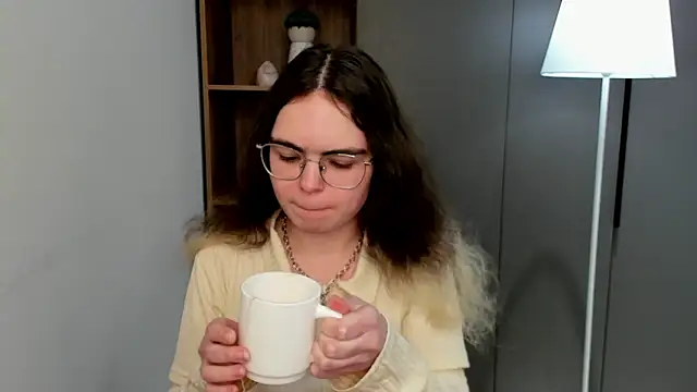 Snapshot of MyrlZangger chatting on February 24, 9:29 am MyrlZangger online show from February 24, 9:29 am