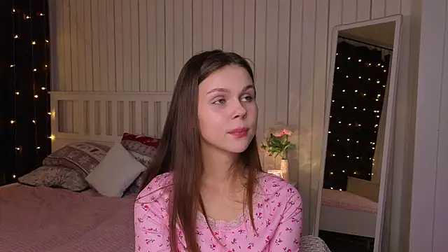 Snapshot of EarthaLevra chatting on April 4, 6:16 pm EarthaLevra online show from April 4, 6:16 pm