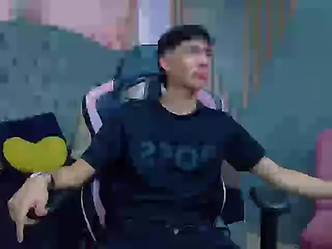 Snapshot of AronTawers chatting on February 25, 9:13 pm AronTawers online show from February 25, 9:13 pm