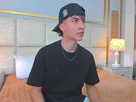 Snapshot of AronTawers chatting on March 1, 7:16 pm AronTawers online show from March 1, 7:16 pm