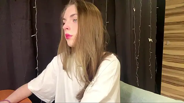 Snapshot of PollyDream chatting on February 26, 4:28 pm PollyDream online show from February 26, 4:28 pm