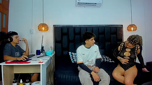 Snapshot of nobodyknows01 chatting on February 27, 12:38 pm nobodyknows01 online show from February 27, 12:38 pm