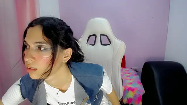 Snapshot of Larry_craft chatting on February 27, 8:20 pm Larry craft online show from February 27, 8:20 pm