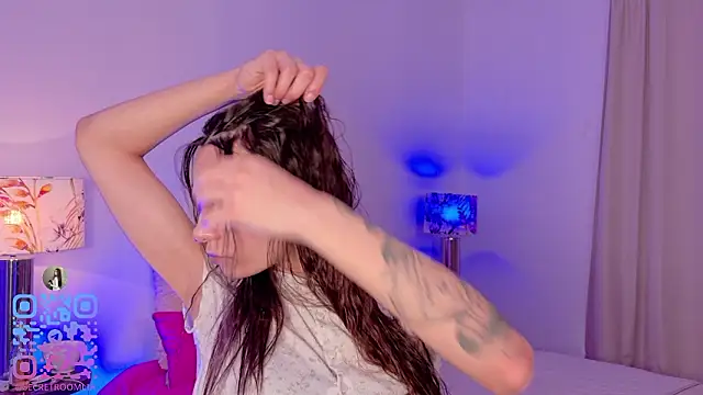 Snapshot of LeaaMooon chatting on March 2, 2:13 pm LeaaMooon online show from March 2, 2:13 pm