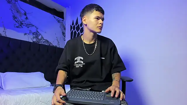 DylanRoyce  online show from March 11, 12:44 pm