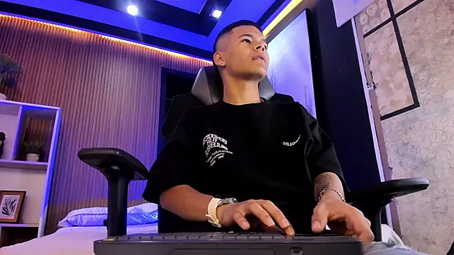 DylanRoyce  online show from April 7, 12:16 pm