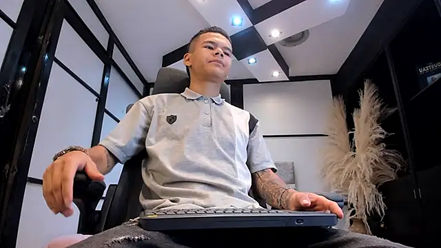 DylanRoyce  online show from April 10, 12:32 pm