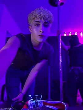 Snapshot of JULIANRAY chatting on February 24, 2:53 am JULIANRAY online show from February 24, 2:53 am