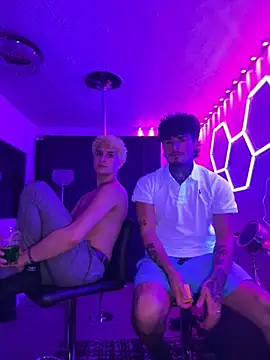 Snapshot of JULIANRAY chatting on February 25, 5:28 am JULIANRAY online show from February 25, 5:28 am