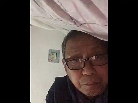 Snapshot of yaocaobi8 chatting on April 1, 1:52 pm yaocaobi8 online show from April 1, 1:52 pm