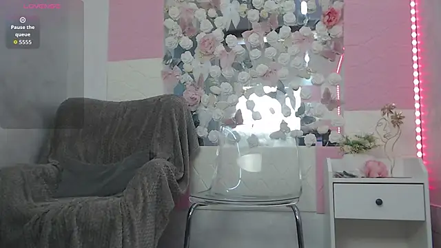 Snapshot of EmberLuna_ chatting on June 27, 6:29 am EmberLuna online show from June 27, 6:29 am