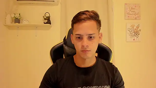 Snapshot of sexy_andres01 chatting on June 5, 9:53 pm sexy andres01 online show from June 5, 9:53 pm