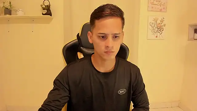 Snapshot of sexy_andres01 chatting on June 9, 9:37 pm sexy andres01 online show from June 9, 9:37 pm