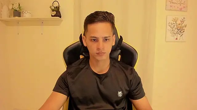 Snapshot of sexy_andres01 chatting on June 18, 1:59 pm sexy andres01 online show from June 18, 1:59 pm
