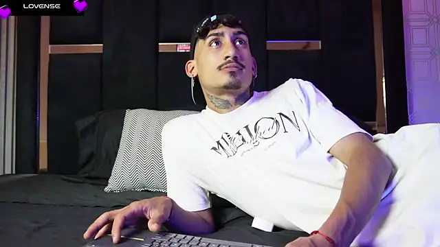 Snapshot of Dark_Eros_ chatting on April 9, 3:50 am Dark Eros online show from April 9, 3:50 am