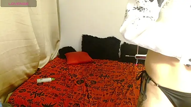 Divinejewel69 online show from March 27, 7:58 am