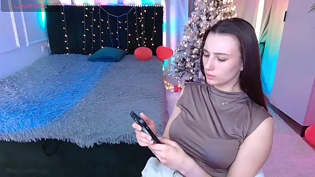 Snapshot of Vivian_Wee chatting on February 27, 9:15 pm Vivian Wee online show from February 27, 9:15 pm