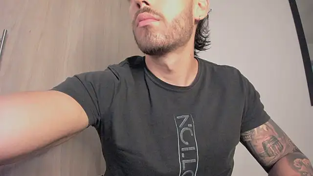 Snapshot of Axel__Blaze chatting on March 4, 1:39 pm Axel Blaze online show from March 4, 1:39 pm