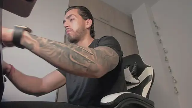 Snapshot of Axel__Blaze chatting on April 23, 12:29 pm Axel Blaze online show from April 23, 12:29 pm