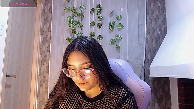 anyela donecm online show from April 6, 7:15 pm