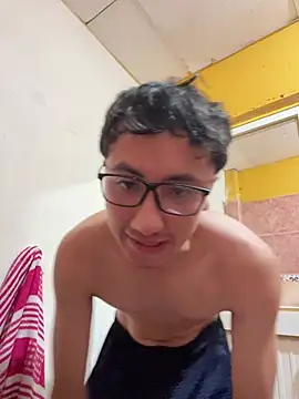 Snapshot of Gonzalogz chatting on April 12, 4:28 am Gonzalogz online show from April 12, 4:28 am