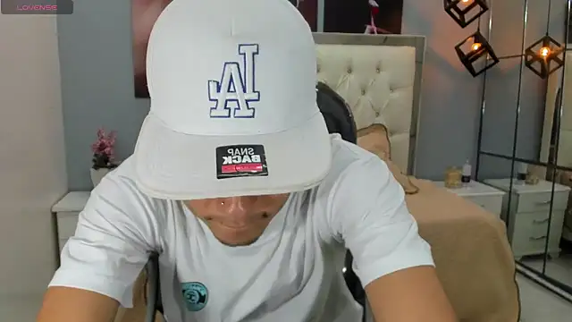 Snapshot of Thiago_collinss chatting on May 17, 11:12 pm Thiago collinss online show from May 17, 11:12 pm