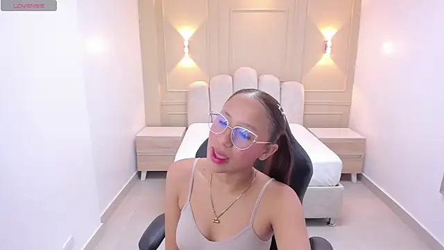 LESLYSIMPSON online show from March 19, 7:51 pm