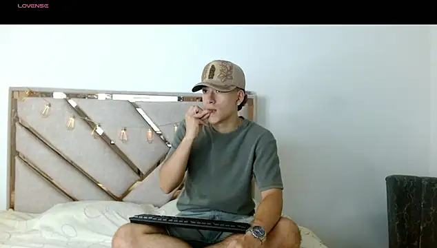 Snapshot of oliver___saint chatting on March 7, 12:07 am oliver saint online show from March 7, 12:07 am