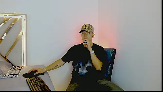 Snapshot of oliver___saint chatting on March 17, 11:08 pm oliver saint online show from March 17, 11:08 pm