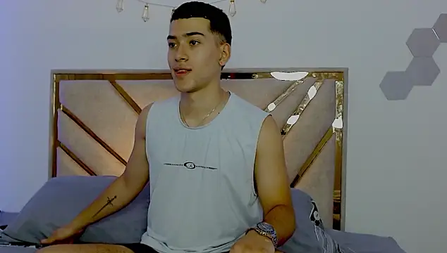 Snapshot of oliver___saint chatting on March 24, 11:32 pm oliver saint online show from March 24, 11:32 pm