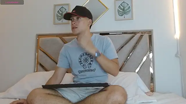 Snapshot of oliver___saint chatting on April 4, 11:13 pm oliver saint online show from April 4, 11:13 pm