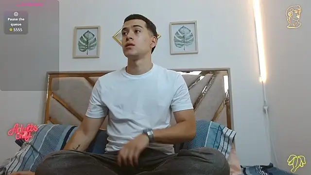 Snapshot of oliver___saint chatting on April 14, 11:33 pm oliver saint online show from April 14, 11:33 pm