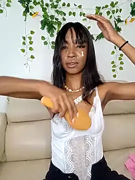 Snapshot of TinnaPeyton chatting on April 8, 5:57 pm TinnaPeyton online show from April 8, 5:57 pm