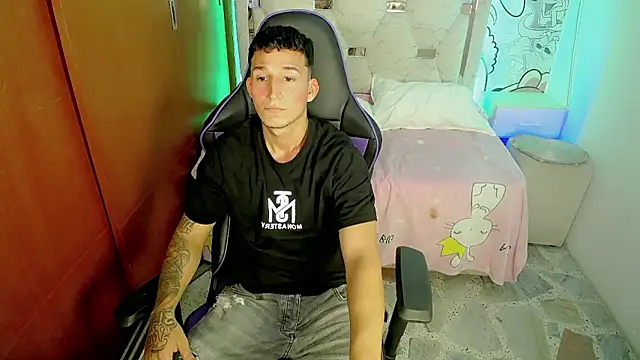 Snapshot of Dmitryy_ chatting on February 25, 6:06 pm Dmitryy online show from February 25, 6:06 pm