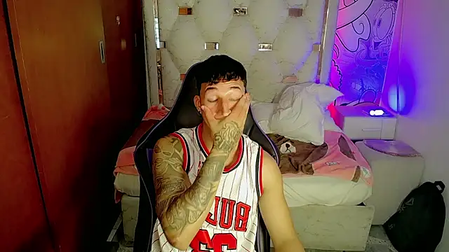 Snapshot of Dmitryy_ chatting on February 26, 12:37 pm Dmitryy online show from February 26, 12:37 pm