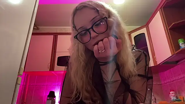 Snapshot of Mollywannatouch chatting on February 26, 6:51 pm Mollywannatouch online show from February 26, 6:51 pm