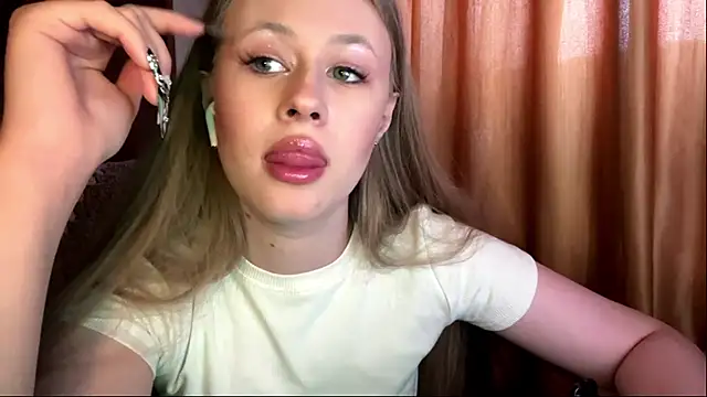 Snapshot of lisa_high chatting on February 27, 8:14 am lisa high online show from February 27, 8:14 am