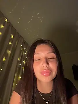 Snapshot of Fragile_Tease chatting on March 28, 3:11 pm Fragile Tease online show from March 28, 3:11 pm