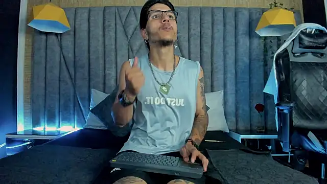 Snapshot of DanteLuxx chatting on March 1, 11:18 pm DanteLuxx online show from March 1, 11:18 pm