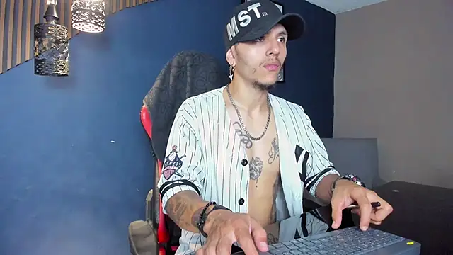 Snapshot of DanteLuxx chatting on March 10, 3:00 am DanteLuxx online show from March 10, 3:00 am