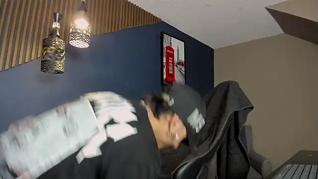 Snapshot of DanteLuxx chatting on March 14, 5:24 am DanteLuxx online show from March 14, 5:24 am