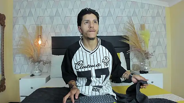 Snapshot of DanteLuxx chatting on March 15, 3:56 am DanteLuxx online show from March 15, 3:56 am